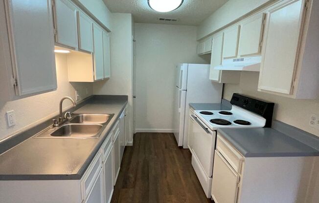 2 beds, 1 bath, 993 sqft, $1,595, Unit 13-18