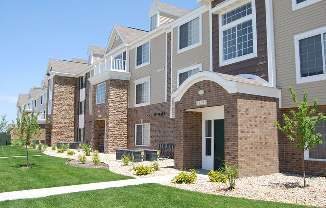 Manicured Lawns at Hunters Pond Apartment Homes, Illinois