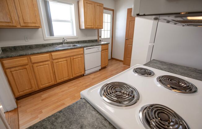 3 beds, 2 baths, 1,600 sqft, $1,995, Unit ew-21