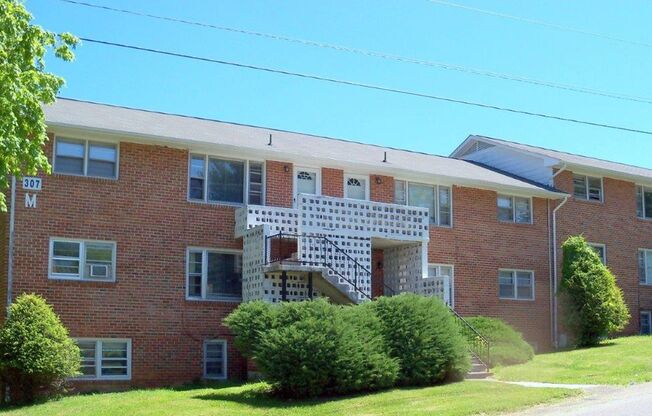 2 beds, 1 bath, 903 sqft, $1,240, Unit M-8