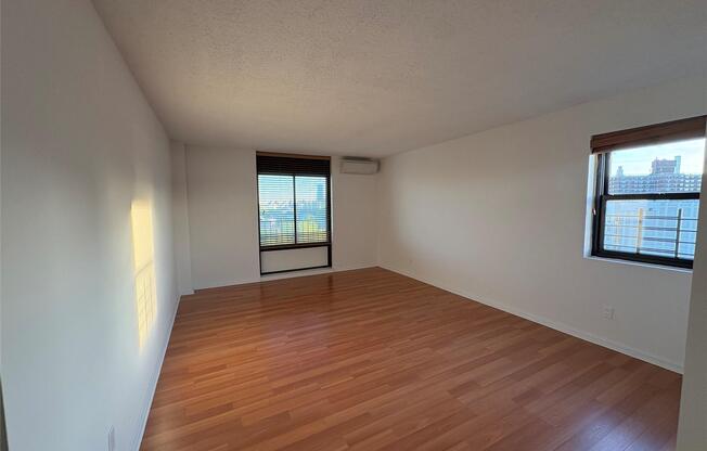 3 beds, 2 baths, 1,375 sqft, $5,200, Unit 9J