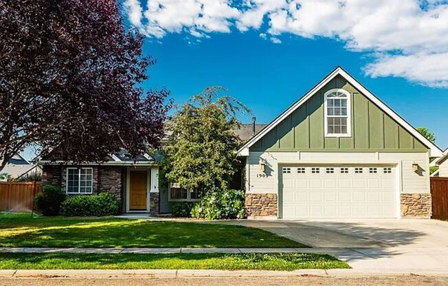 Beautiful 3 bed 2 bath Meridian home in the Lochsa Falls Sub just off Chinden and Linder.