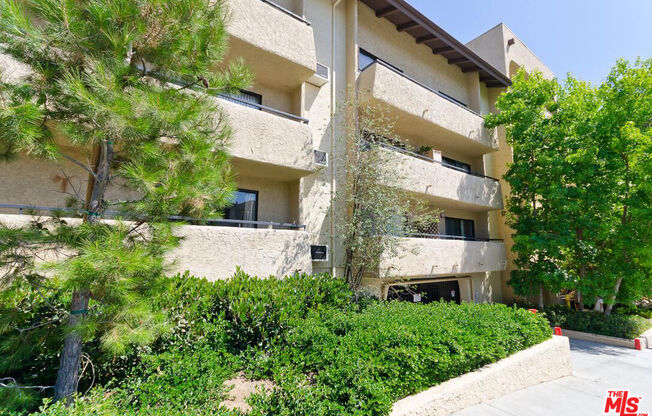 2 beds, 2 baths, 953 sqft, $4,300, Unit 561