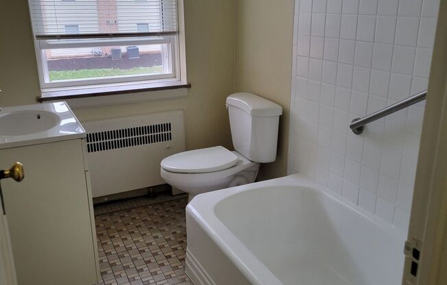 2 beds, 1 bath, 927 sqft, $1,530, Unit 00 - 21442D