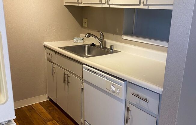 2 beds, 1 bath, $1,695, Unit 03