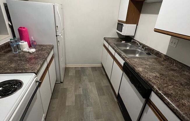 1 bed, 1 bath, $898, Unit 415 N 41st Avenue Unit #B5