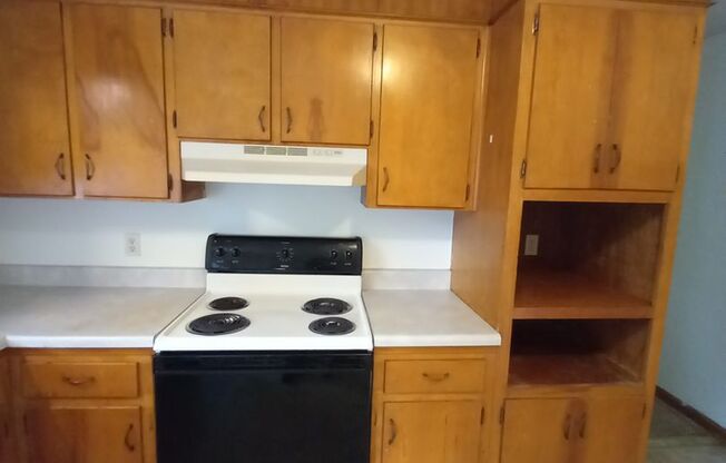 2 beds, 1 bath, 903 sqft, $1,140, Unit P-2
