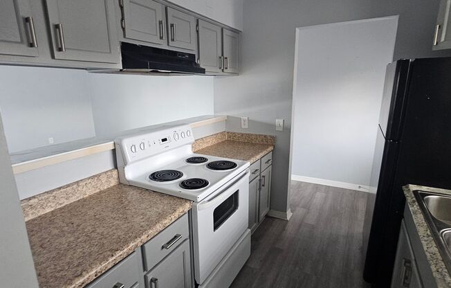 2 BEDROOM / 2 BATH APARTMENT (GOLDEN KEY APARTMENTS) NEAR THE FLORIDA MALL