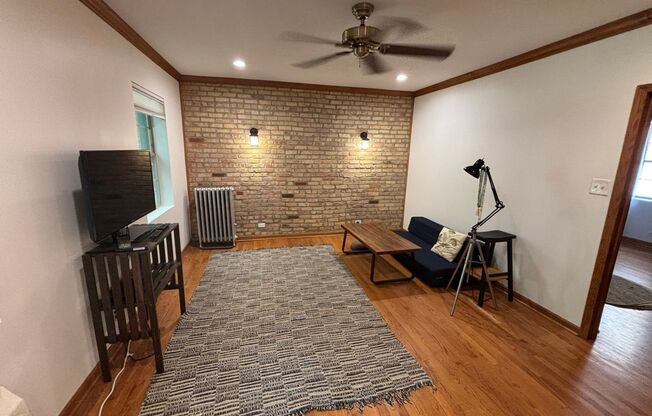 Modern Rogers Park 1 Bed Apartment