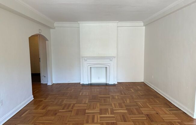 1 bed, 1 bath, 803 sqft, $1,510, Unit Royal York 304