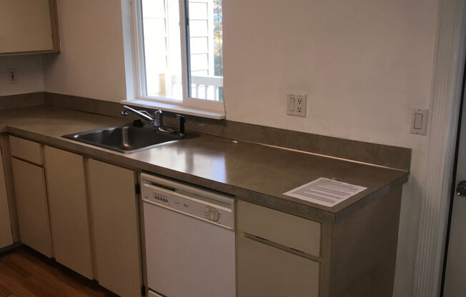 MOVE-IN SPECIAL - Beautiful Waters Edge Condominium in Salmon Creek for Rent - 13216 NE Salmon Creek Ave #N6