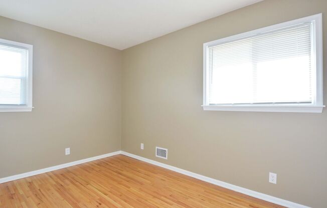 Spacious 5bed|2bath Home w/ Large Backyard & Garage