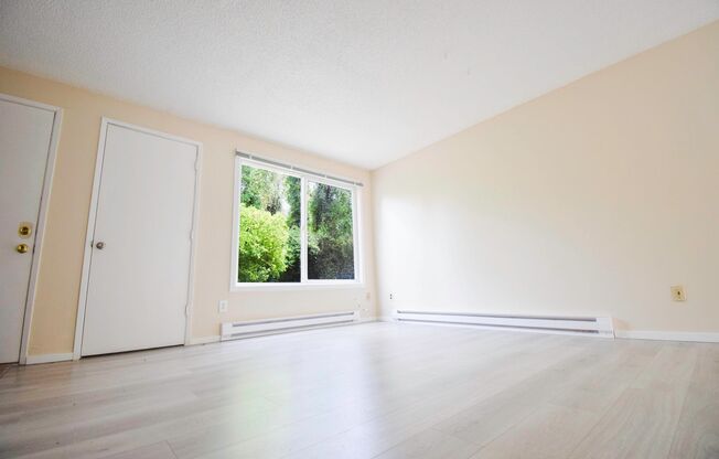 Newly Updated 2 BR Townhouse Apartment in SW Portland!