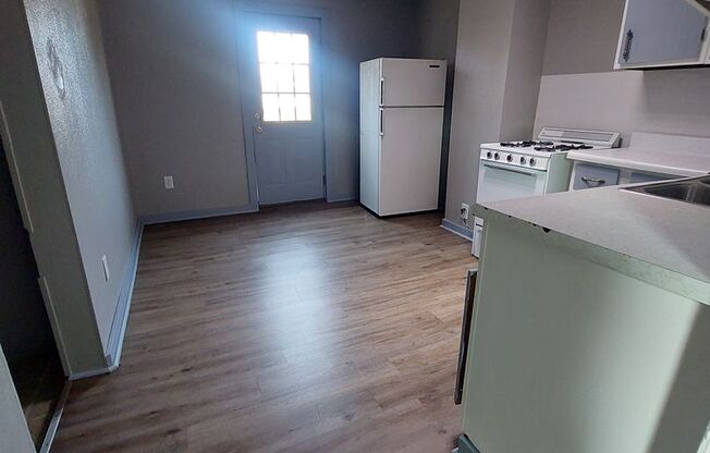 2 beds, 1 bath, $895, Unit 1