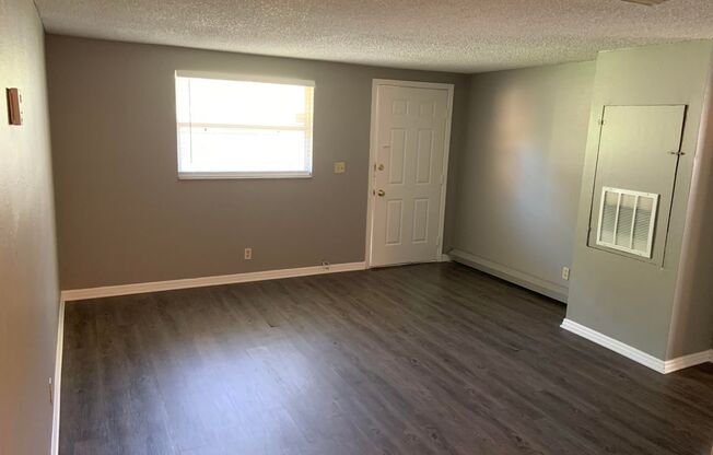 Affordable 2/1 Duplex Available Immediately!! Near I-4!
