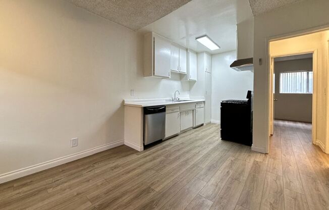 Panorama Plaza...Gorgeous Newly Remodeled One Bedroom..Great Location!!!