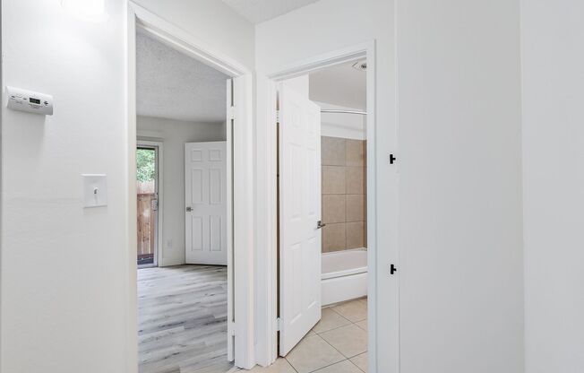 2 beds, 1 bath, 900 sqft, $1,600, Unit 44
