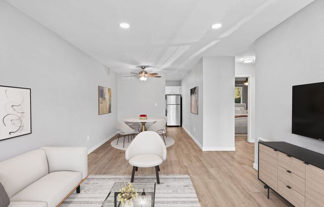 2 beds, 1 bath, 760 sqft, $2,699, Unit 40-213