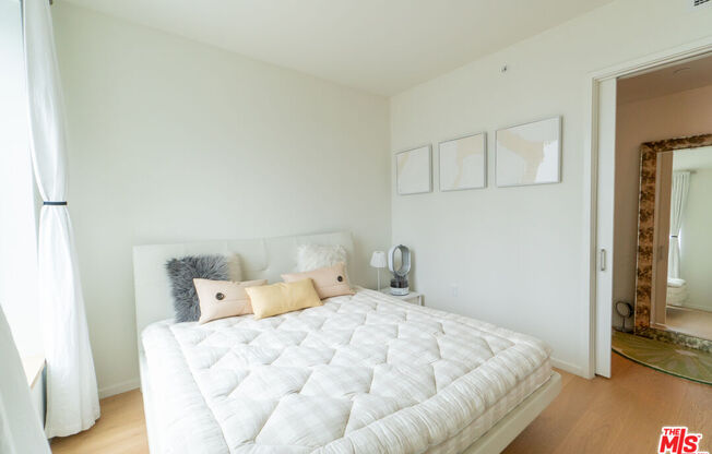 1 bed, 1.5 baths, 920 sqft, $4,600, Unit 1903