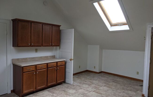 2 beds, 1 bath, $1,100, Unit 727-UP