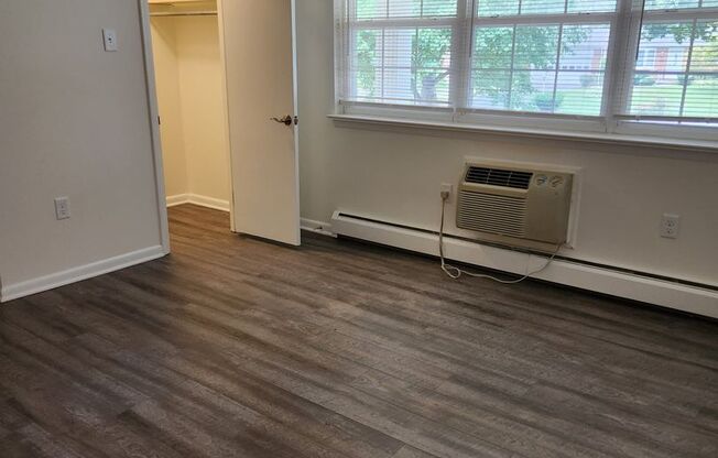 2 beds, 1 bath, 878 sqft, $1,305, Unit WY19005