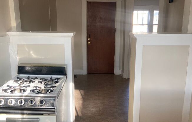 1 bed, 1 bath, 500 sqft, $800, Unit Upper