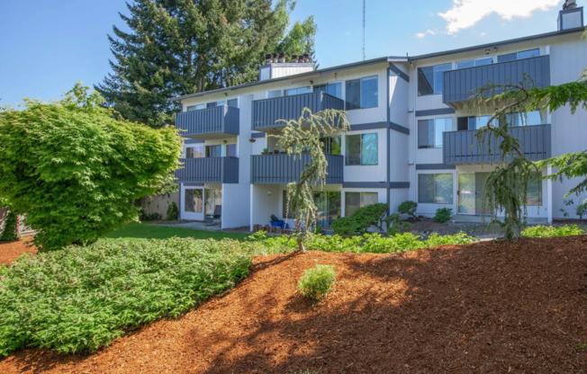 Charming Tacoma Apartment with Balcony, Dog Park & Free Parking – Pet-Friendly Comfort!