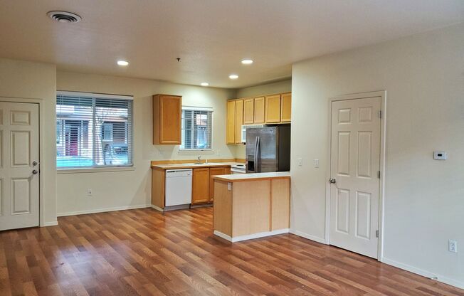 Great Location! 2 Bed 2 Bath Townhouse Style Condo! Open Concept! Laminate Floors Throughout Main!