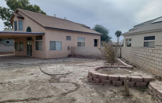 5 beds, 3 baths, $2,300