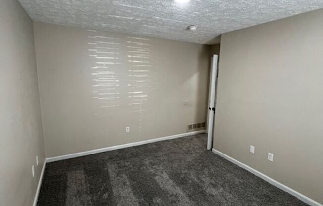 2 beds, 1 bath, $900, Unit 8