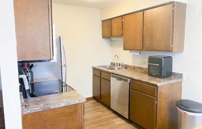 2 beds, 1 bath, $700, Unit 520 Osage Unit 9