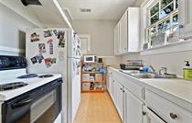 Adorable Cottage Just Steps from LSU's Campus and the Lakes!