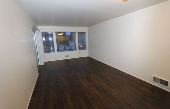 2 beds, 1 bath, 750 sqft, $1,900, Unit 4