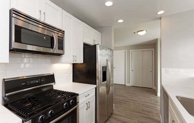 2 beds, 2 baths, 920 sqft, $3,040, Unit 203