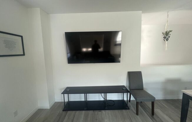 2 beds, 1 bath, $2,000, Unit UNIT # 72 20 72