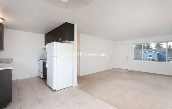 Updated NE Portland Glenfair Two Bedroom Apartment w/ Fenced Patio!