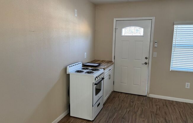 1 bed, 1 bath, $1,475, Unit 13883 Hackett Street Unit A