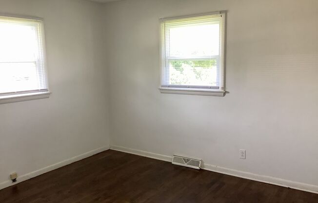 2 beds, 1 bath, 816 sqft, $650