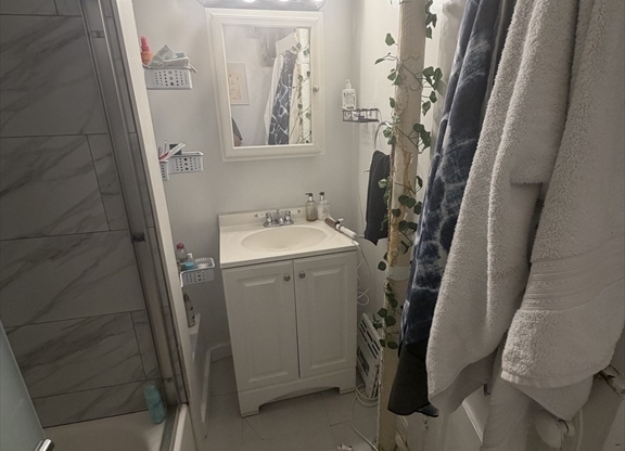 3 beds, 1 bath, 999 sqft, $4,200, Unit 25