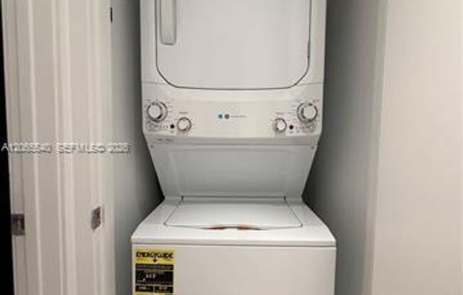 1 bed, 1.5 baths, $3,100, Unit # 206
