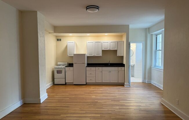 Studio, 1 bath, 294 sqft, $1,250, Unit New King Edward 8A4