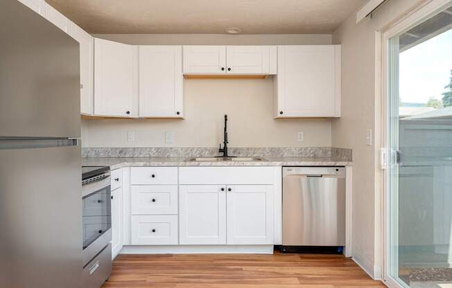 Pacific Village | Kitchen