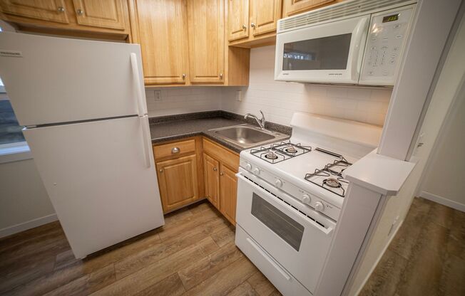Studio, 1 bath, 550 sqft, $995, Unit 61-004