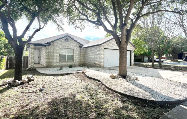 3/2 Single Story Conveniently Located to RAFB, BAMC ~ Move in Ready!