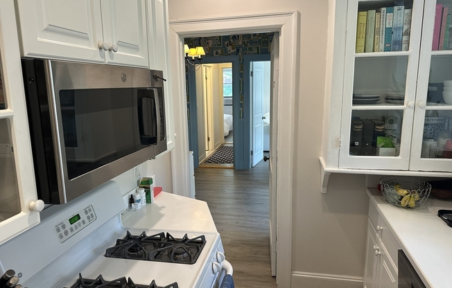 1 bed, 1 bath, 913 sqft, $3,200, Unit 32