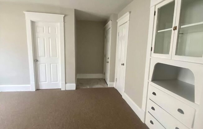 2 beds, 1 bath, $1,395, Unit 3R