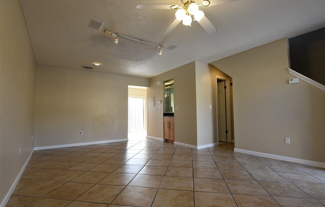 2br 2.5ba UPDATED home in Hidden Oaks, Winter Park!!! Kitchen UPDATED, Tile Floor downstairs, Community pool.