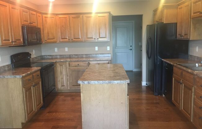Recently built 3-bed, 2.5-bath home available for August!
