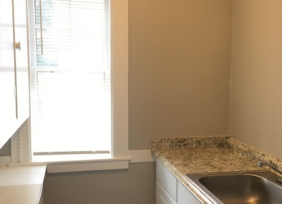 2 beds, 1 bath, 700 sqft, $2,200, Unit 2