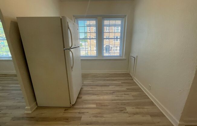 1 bed, 1 bath, 600 sqft, $600, Unit 229 W Jackson Blvd Apt 2A